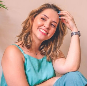 &ldquo;A Carol chegou na minha vida no momento que pensei em desistir do Instagram e ela foi minha &uacute;ltima cartada.

Eu j&aacute; tinha feito curso de marketing digital, mas nada superou a mentoria. Carol me acolheu e lapidou o conhecimento que eu j&aacute; tinha. Ela escutou as minhas necessidades e me tirou da zona de conforto.

Hoje eu posso dizer que a mentoria n&atilde;o foi s&oacute; para me ajudar no Instagram, mas para me ajudar na vida. Foi um divisor de &aacute;guas. Carol me ajudou a dar voz a minha crian&ccedil;a interior.

Valeu cada centavo e hoje j&aacute; colho 6x mais do que investi.

Carol n&atilde;o parou de me acompanhar mesmo finalizando o processo. Ela &eacute; carinhosa e cuidadosa.

Posso dizer que a mentoria hoje repercute na minha vida como um todo. E me permito vivenciar, me cobrando menos, cada etapa da minha vida, dentro ou fora do instagram&rdquo;