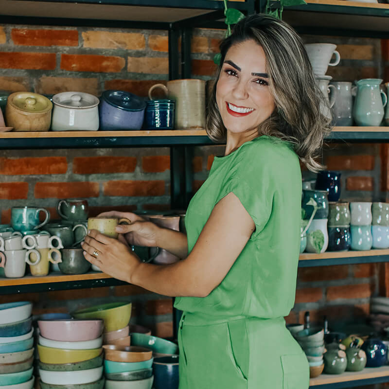 Cada x&iacute;cara &eacute; um portal para hist&oacute;rias,&nbsp;mem&oacute;rias e encontros .&nbsp;
O&nbsp;meu trabalho em cer&acirc;mica reflete esses momentos &uacute;nicos.&nbsp;As cole&ccedil;&otilde;es s&atilde;o inspiradas em rituais di&aacute;rios que nos reconectam com n&oacute;s mesmos e com os outros, transformando um simples caf&eacute; em uma experi&ecirc;ncia de reflex&atilde;o e conex&atilde;o com sua crian&ccedil;a interior.

Celebre os pequenos grandes momentos da vida com uma pe&ccedil;a &uacute;nica, feita &agrave; m&atilde;o.
Para descobrir minhas cole&ccedil;&otilde;es de cer&acirc;micas exclusivas&nbsp;entre em contato pelo Instagram e mergulhe em cada narrativa.